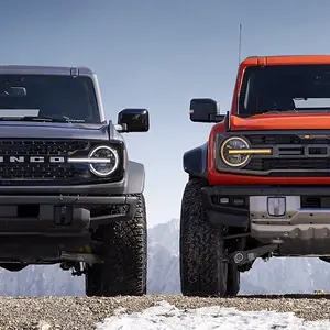 2022 Ford Bronco Raptor_vs-Wildtrak1.jpg