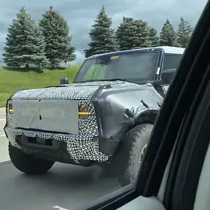 bronco-raptor-spied-ford-grille.jpg