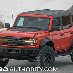 2022-Ford-Bronco-Raptor-Code-Orange-Real-World-Photos-Exterior-019.jpg