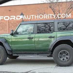 2022-Ford-Bronco-Raptor-Eruption-Green-Real-World-Photos-Exterior-004.jpg