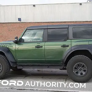 2022-Ford-Bronco-Raptor-Eruption-Green-Real-World-Photos-Exterior-005.jpg