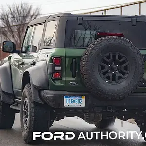 2022-Ford-Bronco-Raptor-Eruption-Green-Real-World-Photos-Exterior-007.jpg