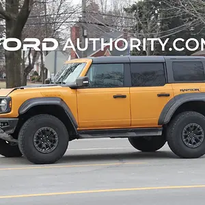 2022-Ford-Bronco-Raptor-Cyber-Orange-Real-World-Photos-Exterior-005.jpg