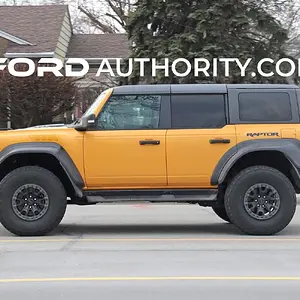 2022-Ford-Bronco-Raptor-Cyber-Orange-Real-World-Photos-Exterior-006.jpg