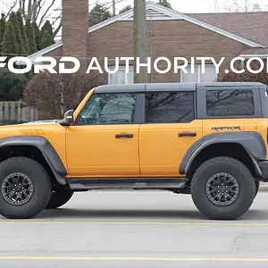 2022-Ford-Bronco-Raptor-Cyber-Orange-Real-World-Photos-Exterior-007.jpg