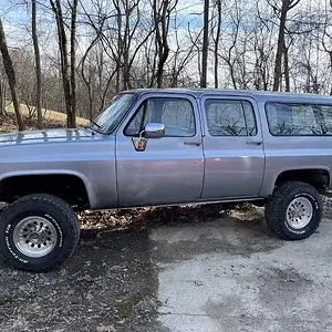 1986-Chevrolet-Suburban-.jpg