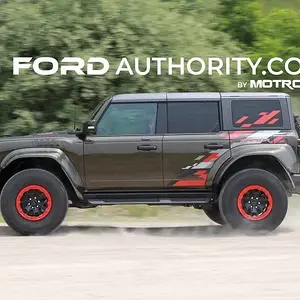 2024-Ford-Bronco-Raptor-Shelter-Green-Metallic-DB-US-Market-Real-World-Photos-Exterior-002-720...jpg