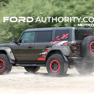 2024-Ford-Bronco-Raptor-Shelter-Green-Metallic-DB-US-Market-Real-World-Photos-Exterior-003-720...jpg