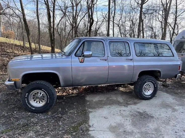 1986-Chevrolet-Suburban-.jpg