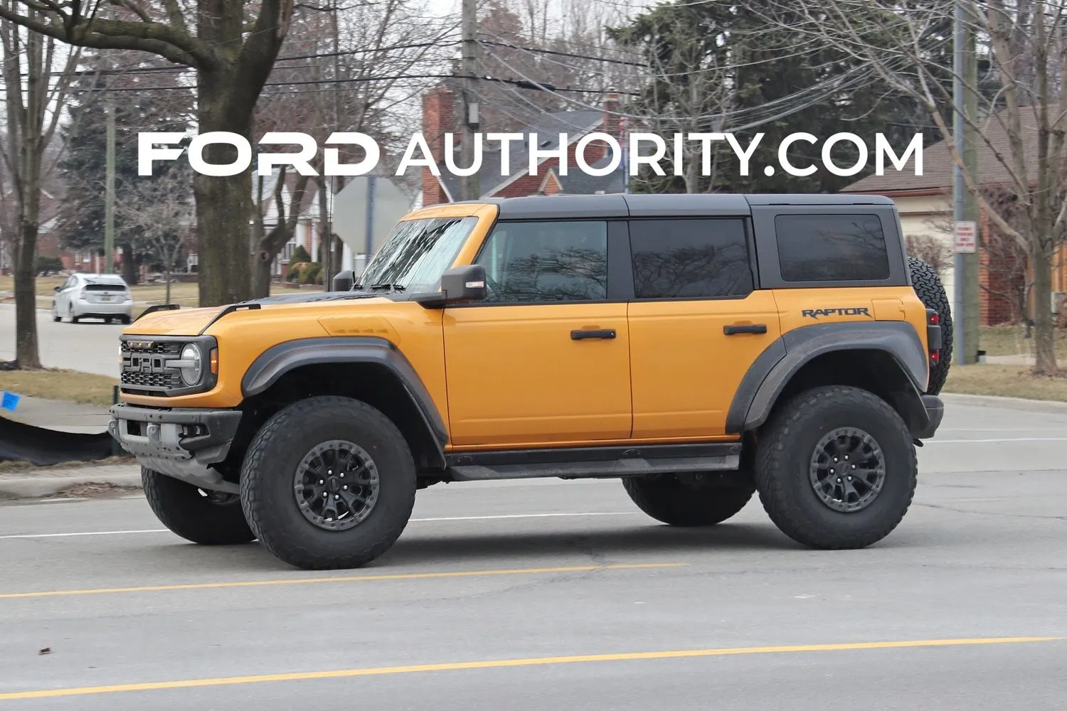 2022-Ford-Bronco-Raptor-Cyber-Orange-Real-World-Photos-Exterior-005.jpg