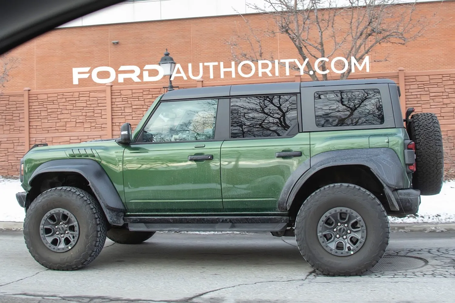 2022-Ford-Bronco-Raptor-Eruption-Green-Real-World-Photos-Exterior-004.jpg