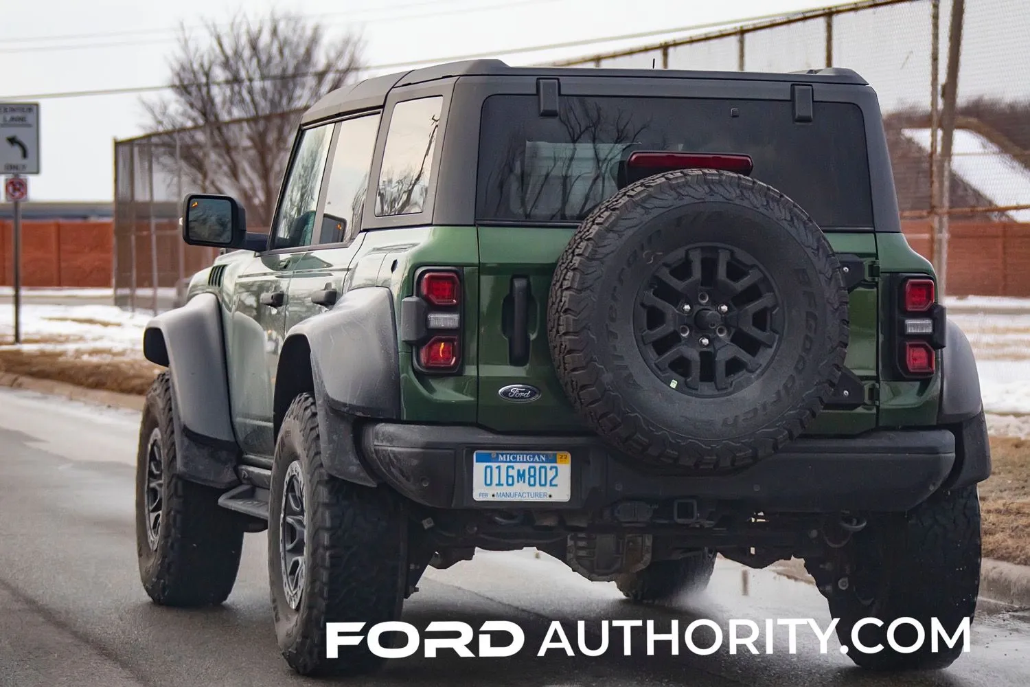 2022-Ford-Bronco-Raptor-Eruption-Green-Real-World-Photos-Exterior-007.jpg