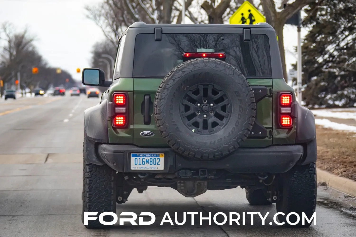 2022-Ford-Bronco-Raptor-Eruption-Green-Real-World-Photos-Exterior-008.jpg