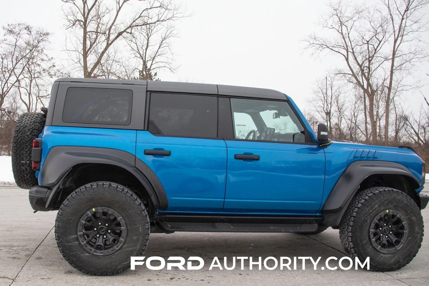 2022-Ford-Bronco-Raptor-Velocity-Blue-Metallic-Real-World-Photos-Exterior-002.jpg