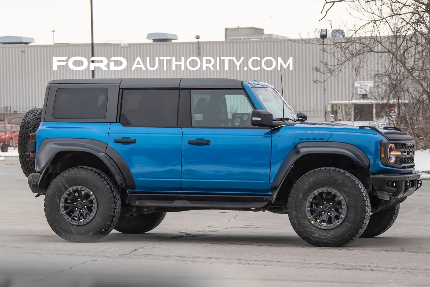2022-Ford-Bronco-Raptor-Velocity-Blue-Metallic-Real-World-Photos-Exterior-013.jpg