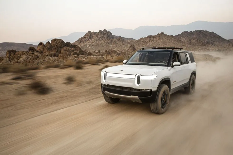 2022-rivian-r1s-compare-bronco.jpg