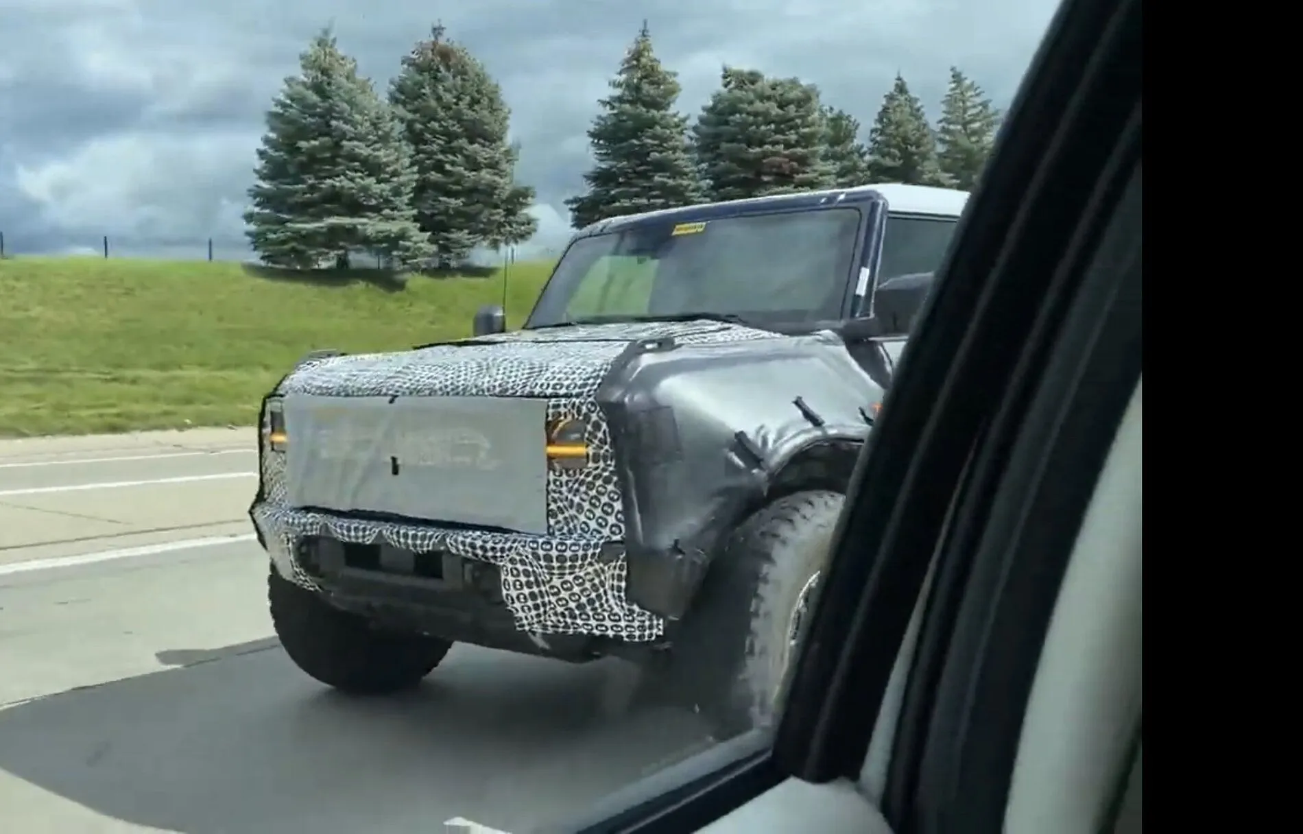 bronco-raptor-spied-ford-grille.jpg