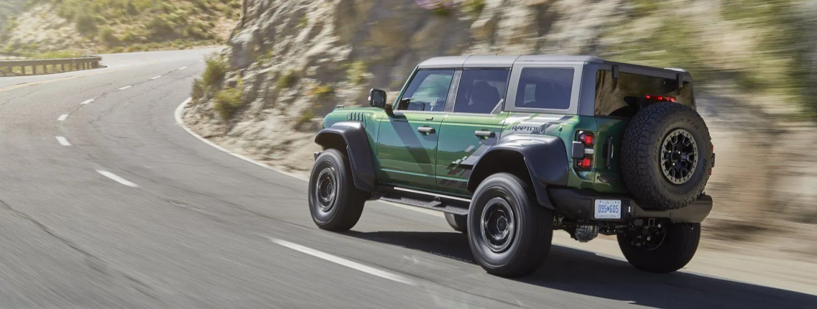 ford-bronco_100845079_h.jpg
