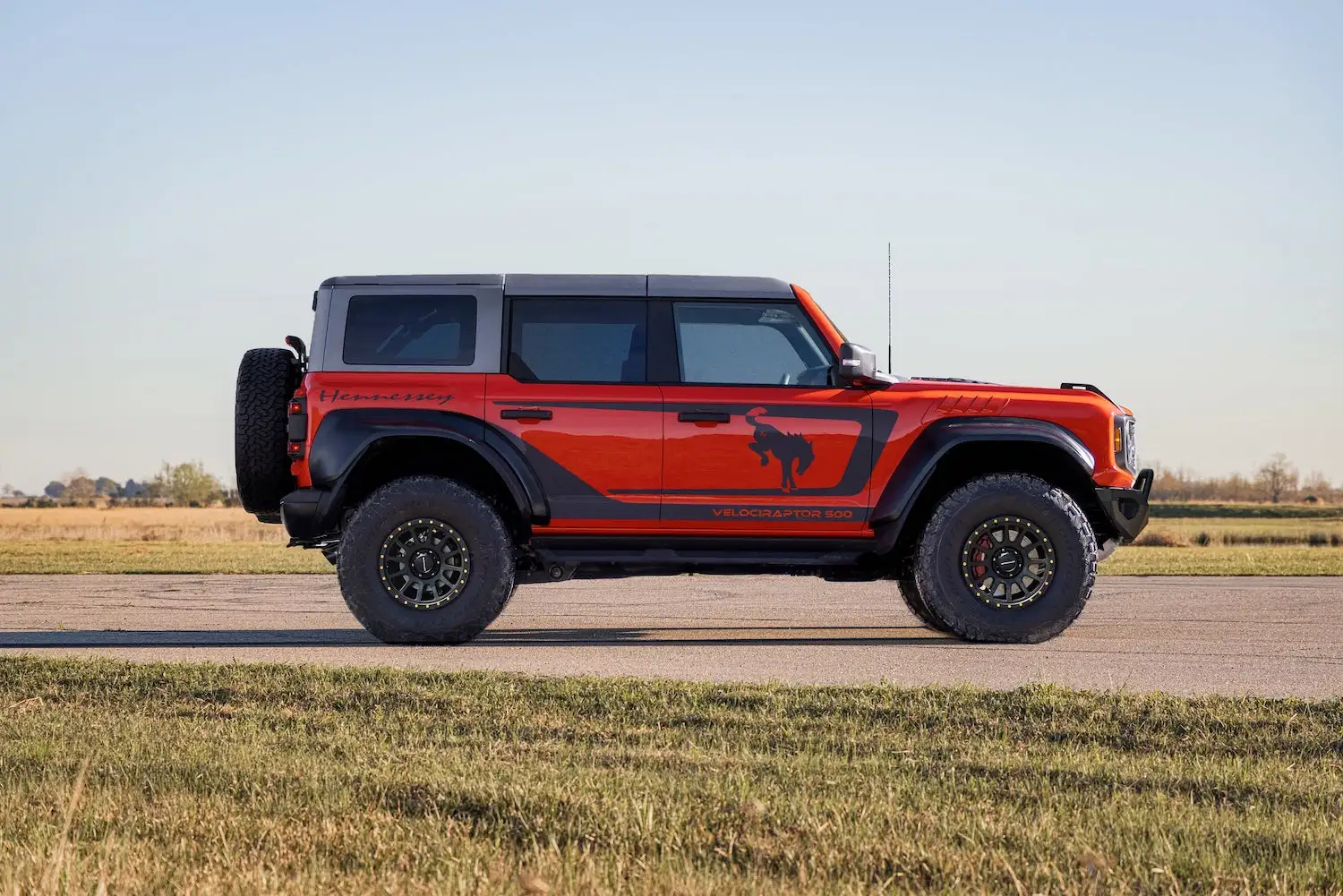 Hennessey-VelociRaptor-500-Bronco-Exterior-003-Side.webp